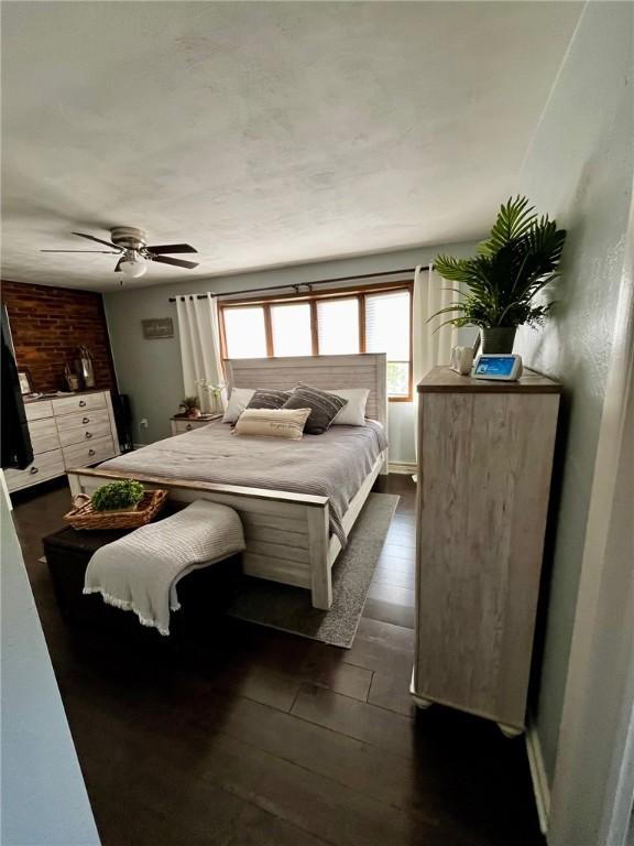 bedroom with ceiling fan