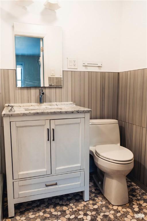 bathroom with toilet and vanity