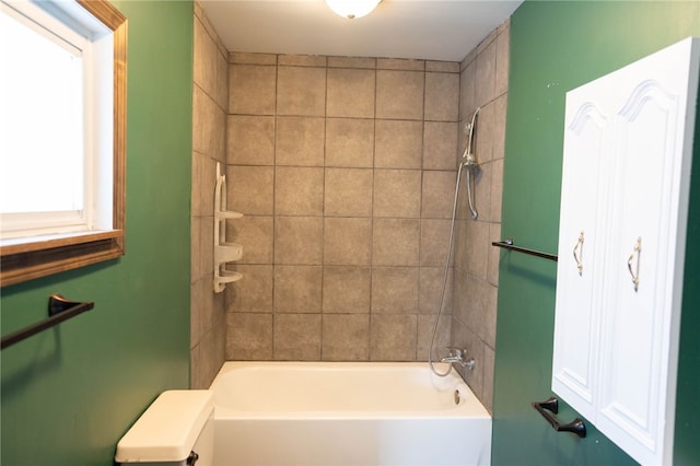 bathroom with tiled shower / bath combo