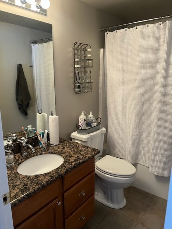 full bathroom featuring tile patterned flooring, vanity, shower / bath combo with shower curtain, and toilet