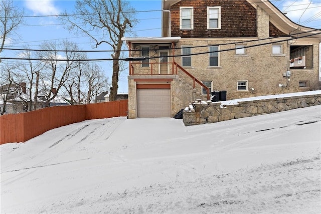 view of front facade featuring a garage