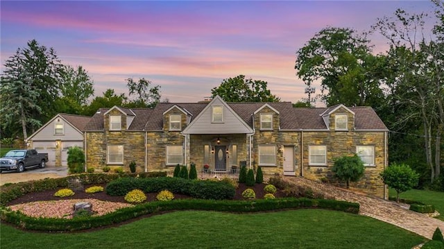 view of front of home featuring a lawn