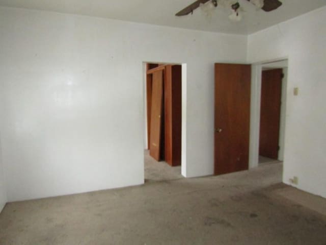 empty room with ceiling fan