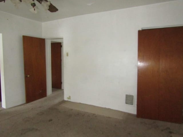 spare room with ceiling fan