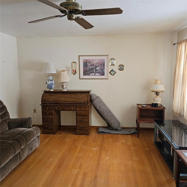 living area featuring light wood-type flooring and ceiling fan