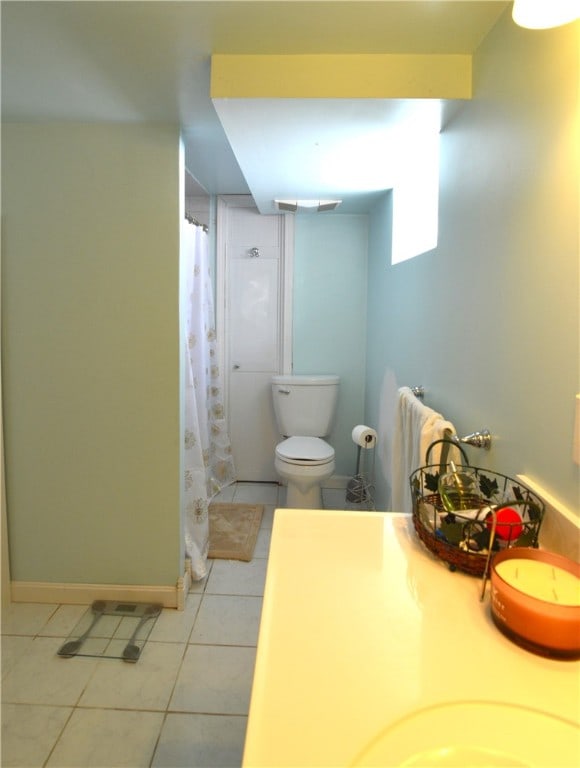 bathroom featuring tile patterned floors, toilet, and a shower with shower curtain