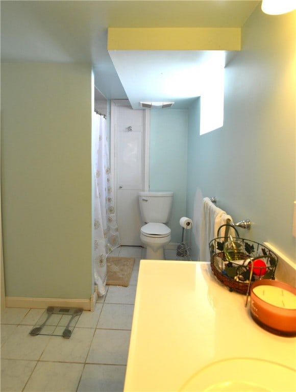 409 Himler Rd, Hempfield Twp Wml, PA 15601 - bathroom featuring tile patterned flooring, toilet, and a shower with shower curtain