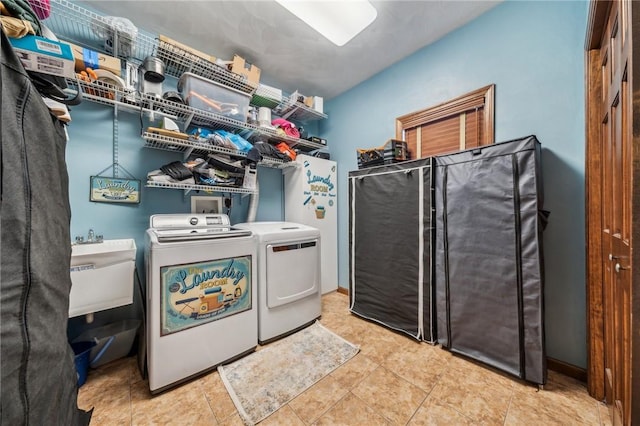 washroom featuring sink and washing machine and dryer