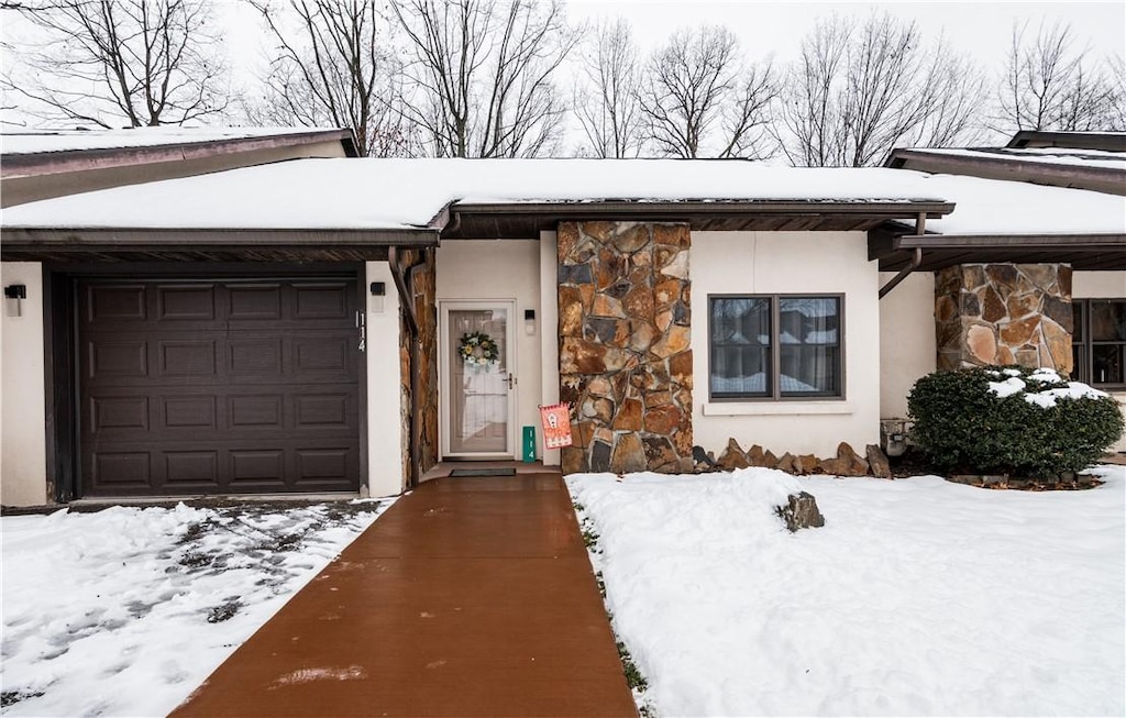 view of front facade with a garage