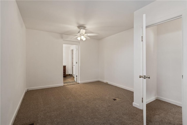 carpeted empty room featuring ceiling fan