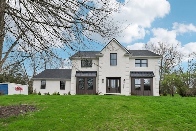 modern farmhouse featuring a front lawn and roof with shingles