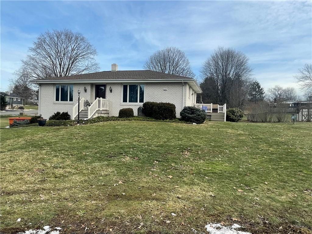 single story home with a front lawn