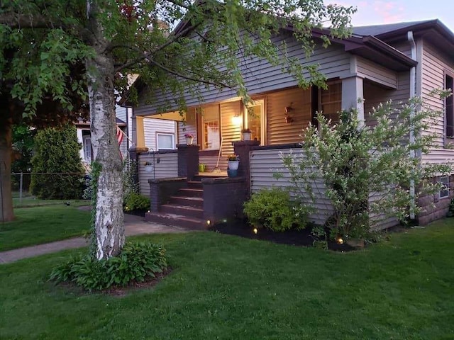 view of front facade featuring a lawn