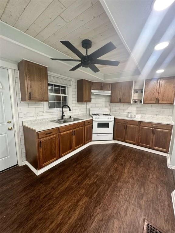 kitchen featuring sink, wood ceiling, white gas range, dark hardwood / wood-style flooring, and ceiling fan