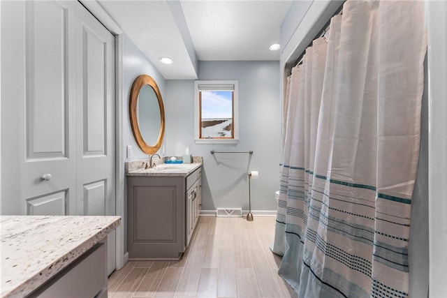 252 Latonka Dr, Jackson Twp Mer, PA 16137 - full bath with visible vents, baseboards, recessed lighting, a shower with shower curtain, and vanity