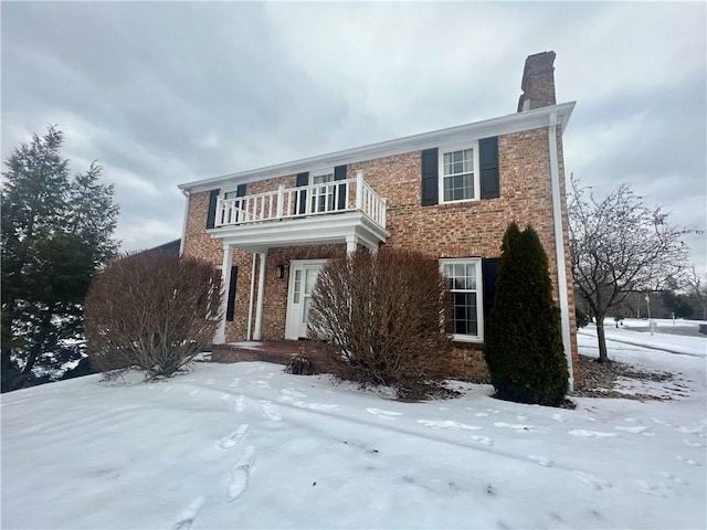 view of front of property featuring a balcony