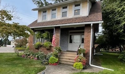 view of front facade with a front yard