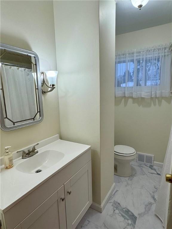 bathroom with a shower with curtain, vanity, and toilet