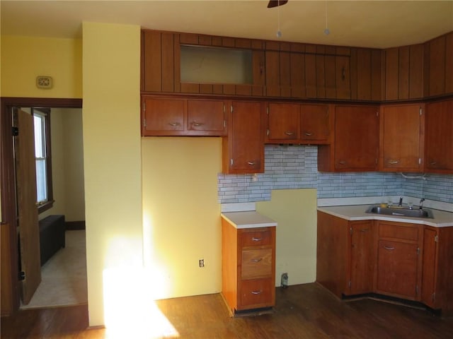 kitchen featuring sink, dark wood-type flooring, ceiling fan, and decorative backsplash