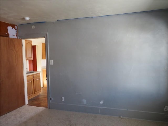 spare room featuring carpet floors