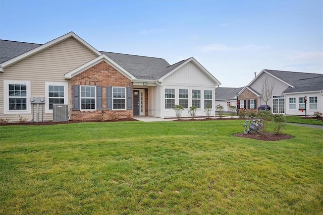 view of front facade featuring a front lawn