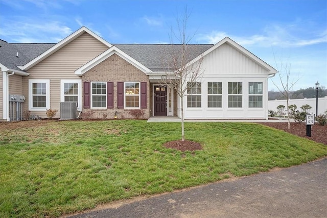 view of front of home featuring a front lawn