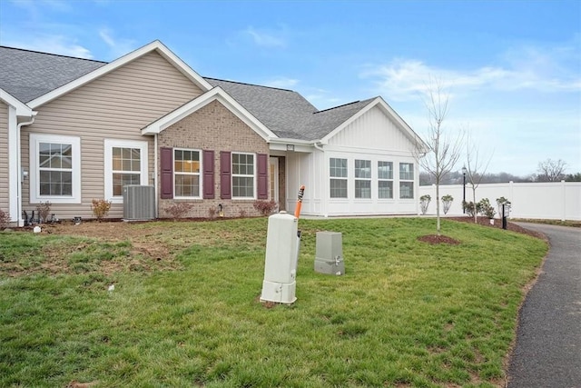 view of front facade with a front lawn