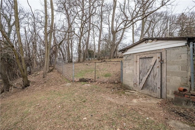 view of yard with a shed