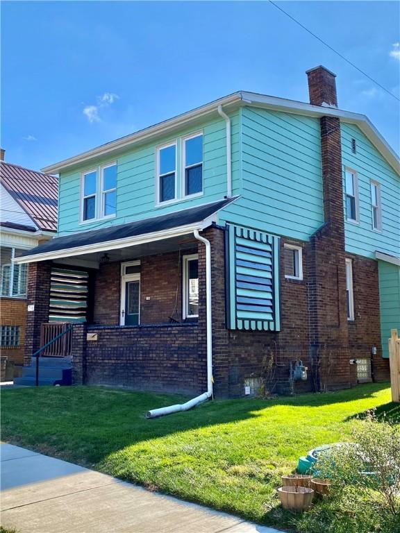 view of front of house with a front lawn and covered porch