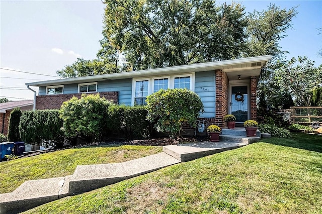 view of front of home featuring a front lawn