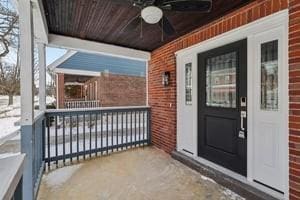 property entrance with ceiling fan and covered porch