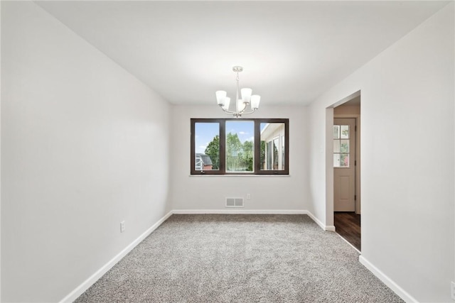 unfurnished room featuring carpet flooring and a notable chandelier