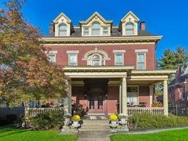 view of front facade with a front yard and a porch