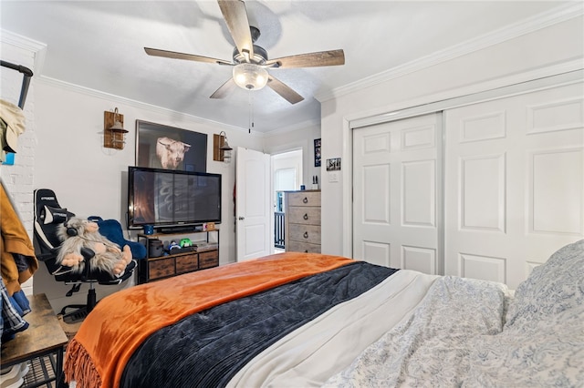 bedroom featuring crown molding, ceiling fan, and a closet