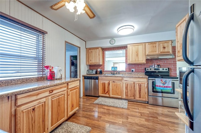 kitchen featuring sink, ceiling fan, appliances with stainless steel finishes, light brown cabinets, and light wood-type flooring