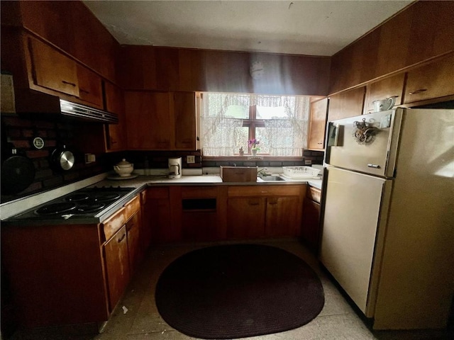 kitchen featuring sink, gas cooktop, and fridge