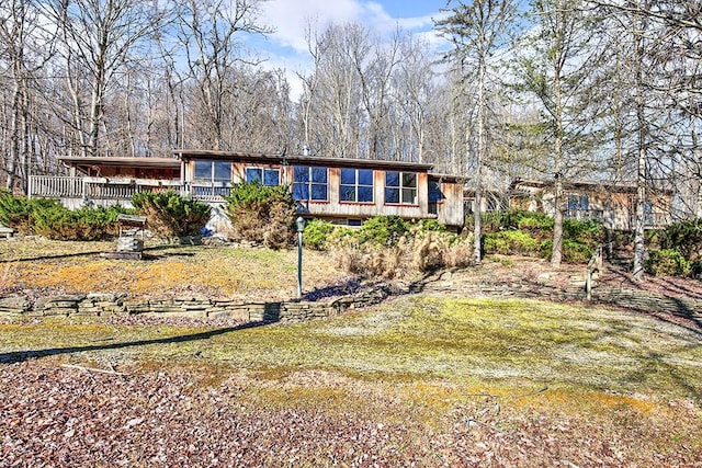 view of front facade with a front yard