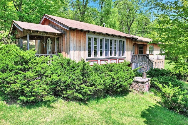 ranch-style home featuring a front yard