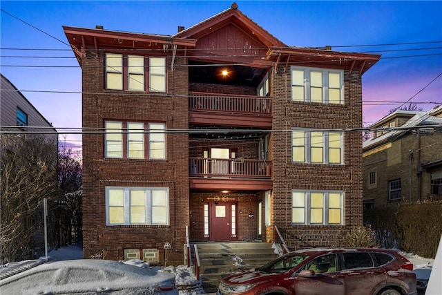 view of front of property featuring a balcony