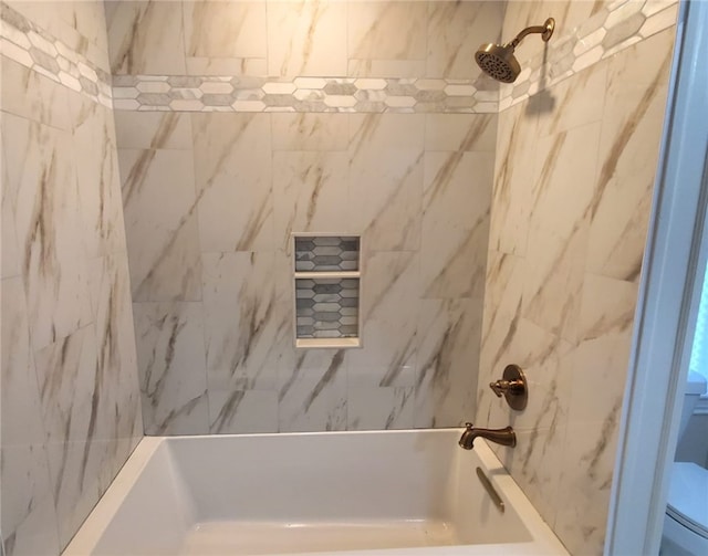 bathroom with tiled shower / bath