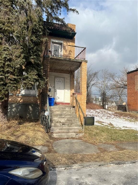 view of front of property featuring a balcony