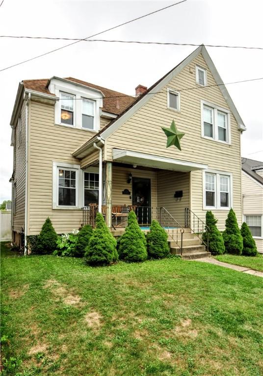 view of front of property featuring a porch and a front yard