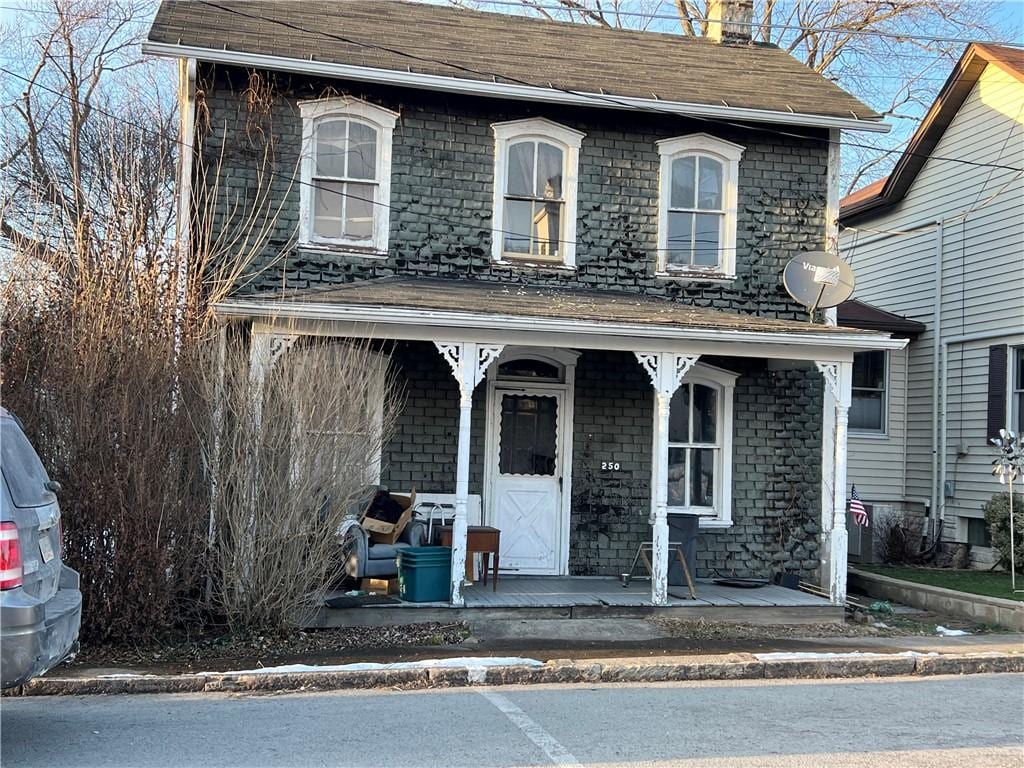 view of front facade featuring a porch