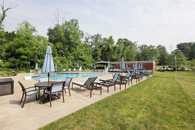 view of swimming pool with a yard