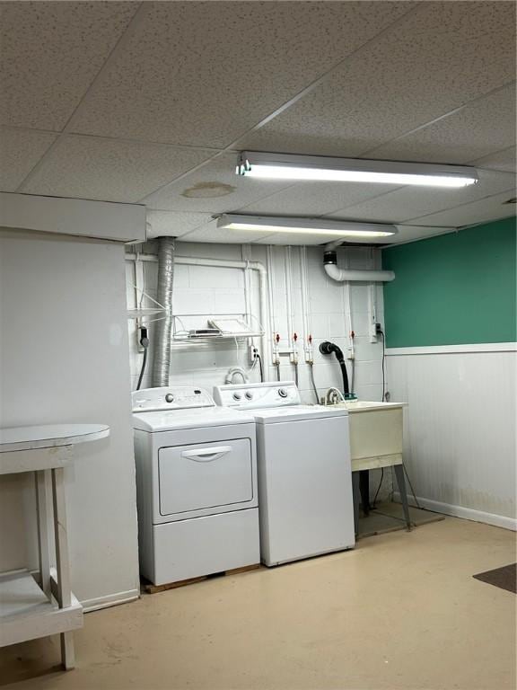 laundry room with washing machine and dryer