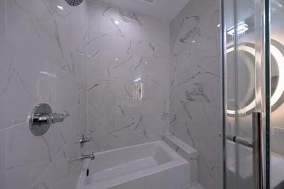 bathroom featuring tiled shower / bath combo