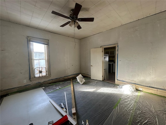 empty room featuring ceiling fan