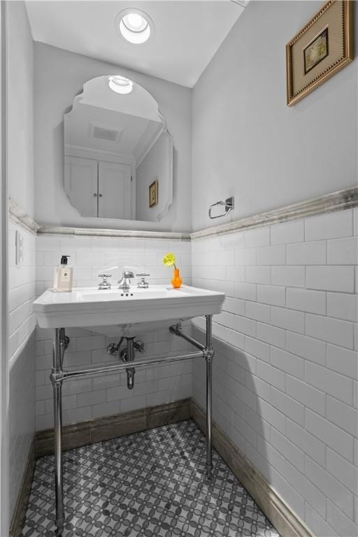 bathroom featuring tile walls