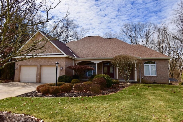 view of front facade featuring a garage and a front yard