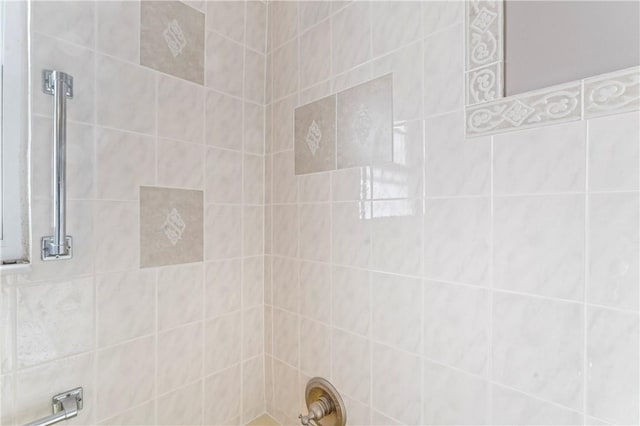 bathroom with tiled shower / bath